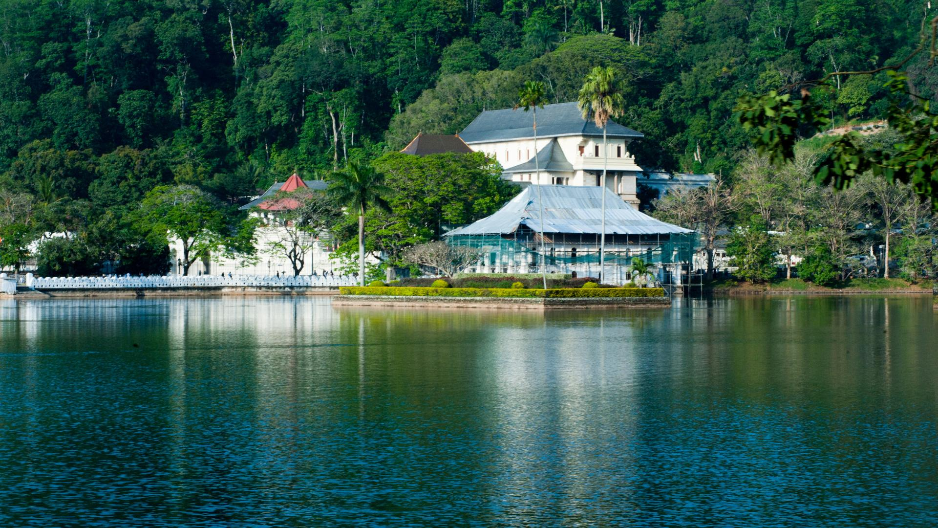 Kandy Lake and City Walk